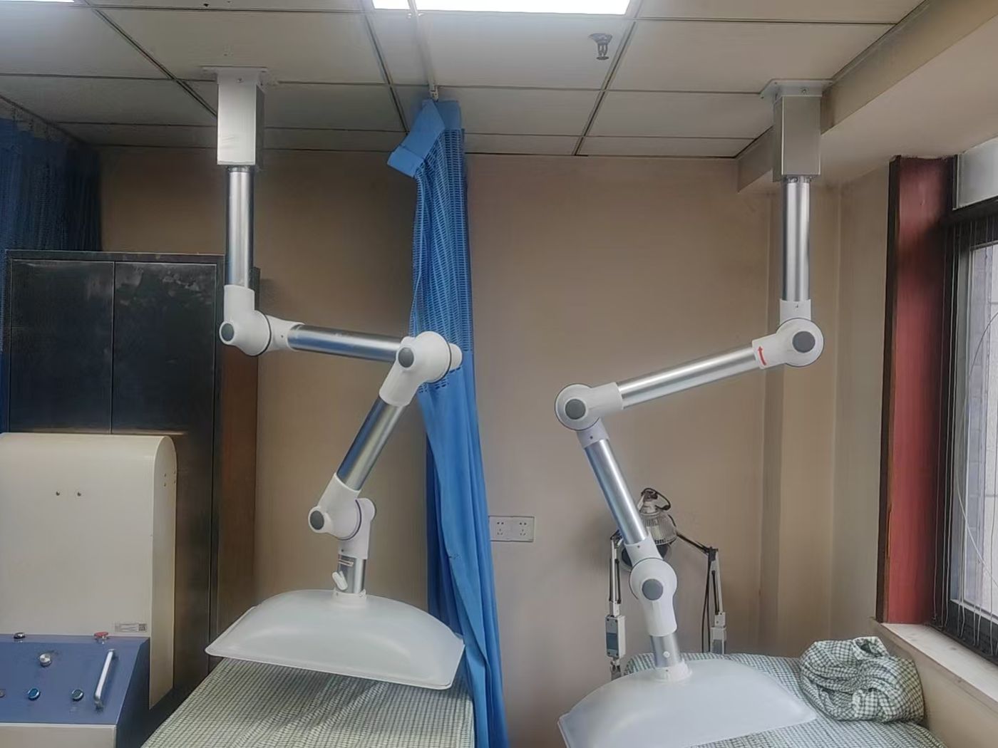诊室：万向排烟臂与床位隔帘