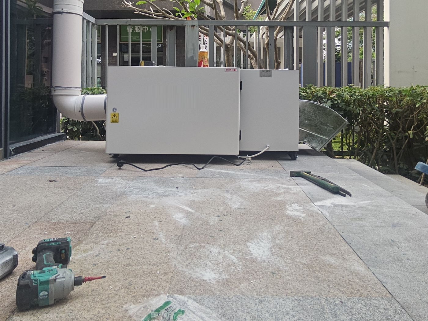 室外:净化机组与排烟管路